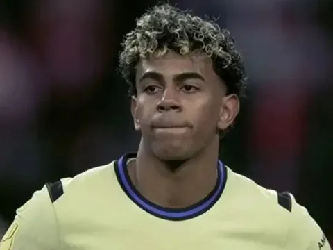 Lamine Yamal đứng sững sờ khi Alvarez sút tung lưới Barca