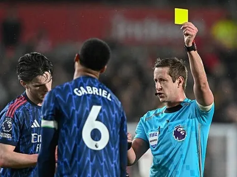 HLV Brentford bức xúc khi Gabriel không bị đuổi
