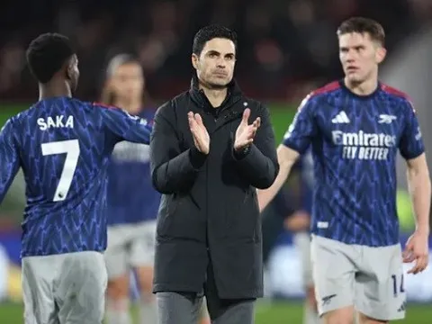 Crouch lo Arsenal căng thẳng khi bị Man City bám đuổi