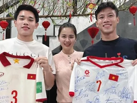 Trao áo đấu, Quế Ngọc Hải gửi thông điệp World Cup cho Đình Bắc