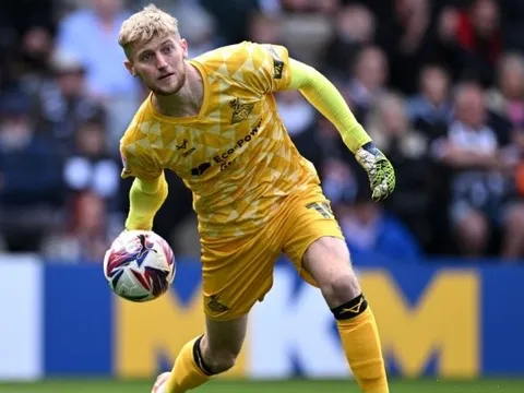 Rosenior có thể đặt niềm tin vào thủ môn lạ lẫm Teddy Sharman-Lowe