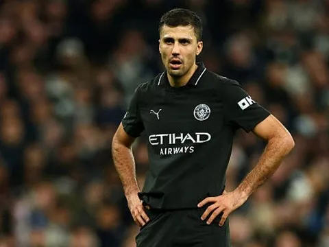 Tố trọng tài xử ép Man City, Rodri dính án phạt