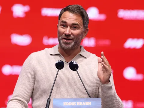 Eddie Hearn chỉ trích đai vô địch Zuffa của Dana White: "Trò hề kệch cỡm nhất tôi từng thấy"