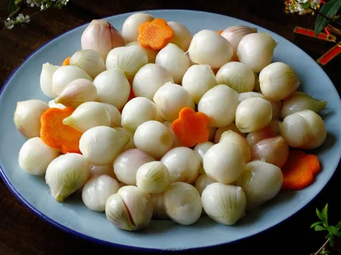 Tết ăn hành muối giúp giải ngấy nhưng có 5 nhóm người cần tránh xa