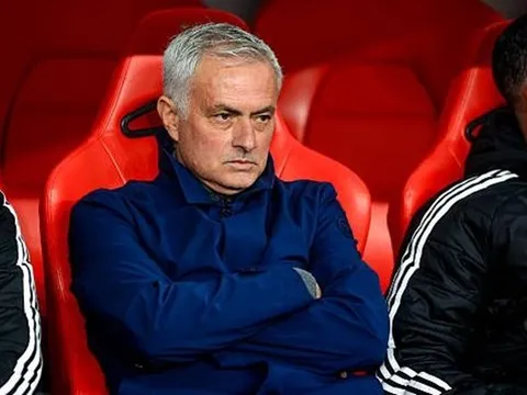 Mourinho mỉa mai công tác trọng tài dù Benfica thắng trận
