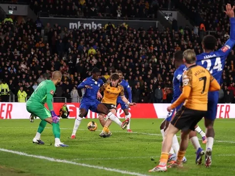 Sarr lập kỷ lục chuyền bóng số 1 hàng thủ Chelsea