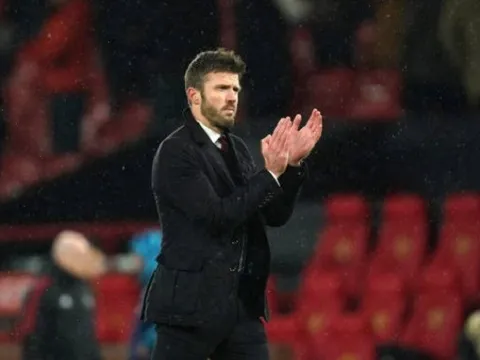 Carrick tiến sát vị trí HLV trưởng MU