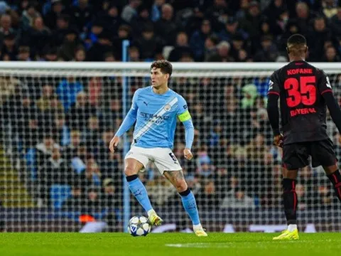 Liverpool được khuyên gây sốc với John Stones