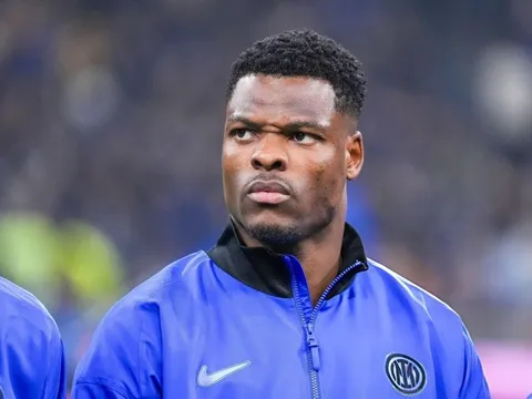 Tại sao Liverpool không nên "mở két" vì Denzel Dumfries?