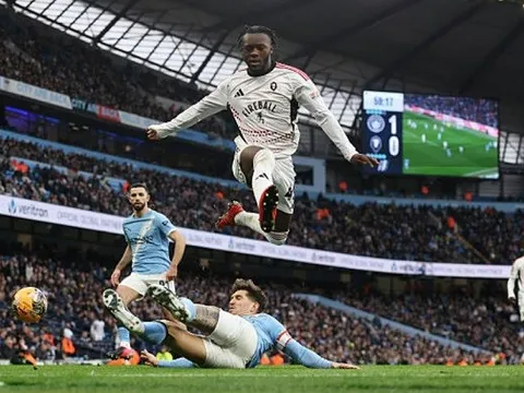 Salford chơi quả cảm làm khó Man City