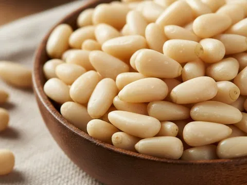 Hạt thông lên ngôi mâm mứt Tết 2026: Giá cao vẫn “cháy hàng”, điều gì khiến nhiều gia đình sẵn sàng chi mạnh?