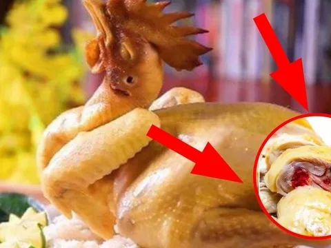 Luộc gà nứt da - xương đỏ, thêm 1 bước này gà ngọt thịt chín đều