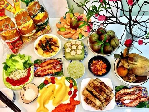 Mâm cơm cúng Tất niên hút