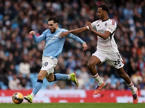 Cherki rực sáng giúp Man City giải mã Salford