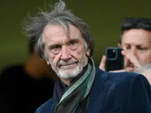 Sir Jim Ratcliffe xin lỗi nhà Glazer sau phát ngôn vạ miệng