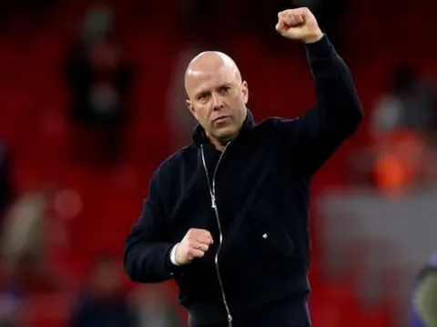 Slot ca ngợi việc Salah hỗ trợ phòng ngự trước Brighton