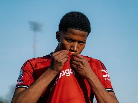 Chido Obi rực sáng giúp đội trẻ MU hạ Man City