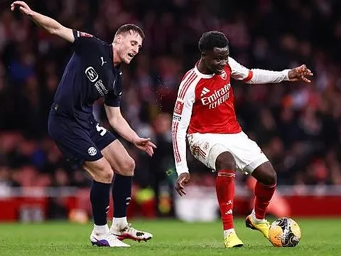 Arteta tiết lộ lý do để Saka chơi ở trung lộ