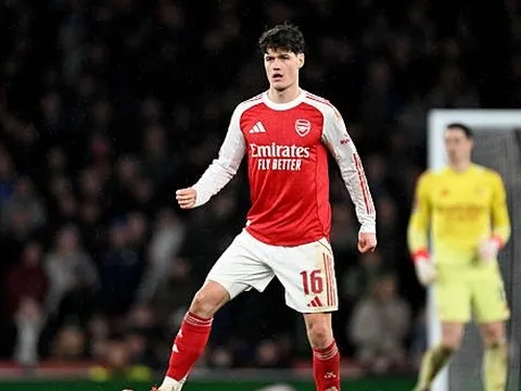 Norgaard chạy nước rút báo tin Ben White chấn thương