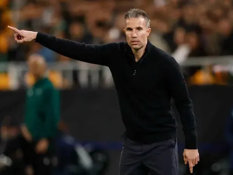 Van Persie đưa Feyenoord sang Bỉ để Sterling được luyện tập