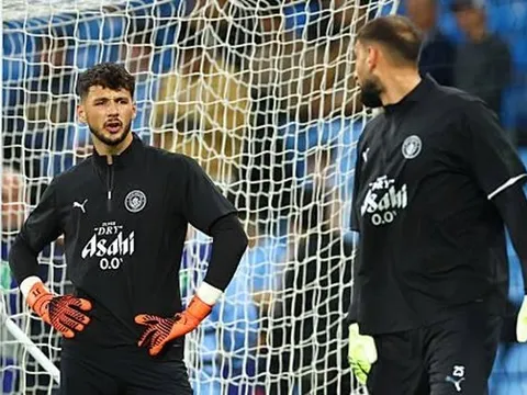 James Trafford ngỡ ngàng khi Man City mua Donnarumma