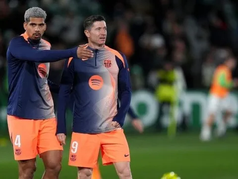 Hansi Flick đưa Araujo trở lại đội hình chính của Barcelona