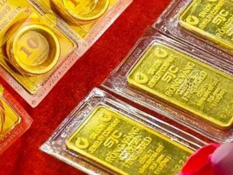 Giá vàng hôm nay 16/2 mới nhất: Vàng thế giới lao dốc, SJC và vàng nhẫn vẫn neo đỉnh cao