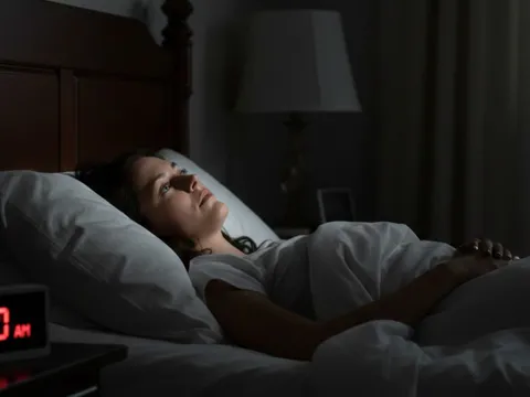 Tỉnh giấc đúng 3 giờ sáng nhiều ngày liền: Cơ thể đang phát tín hiệu gì?