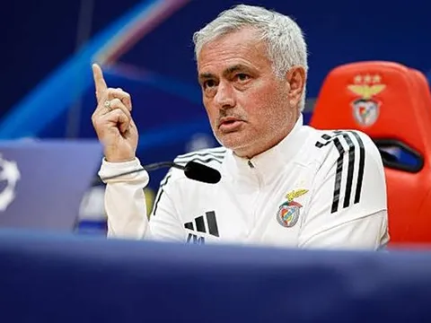 Nhà vua Real Madrid tổn thương đe dọa Mourinho