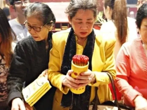 Gieo quẻ đầu năm có ý nghĩa gì mà nhà nào cũng háo hức đi lễ bấm quẻ?