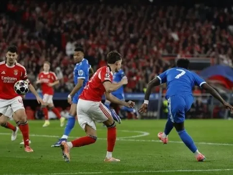 Vinicius lập siêu phẩm giúp Real hạ Benfica của Mourinho