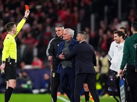 Mourinho nhận thẻ đỏ vì phản ứng dữ dội ở trận thua Real Madrid