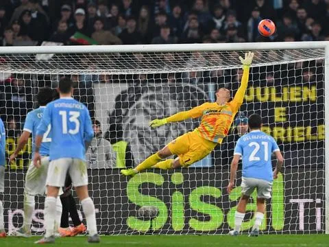 Thủ môn Indonesia vượt mặt sao Milan và Inter tại Serie A