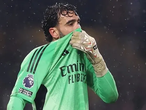 Huyền thoại Arsenal chê David Raya hoảng loạn trước Wolves