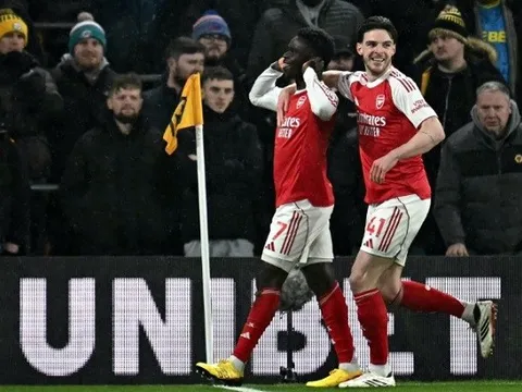 Saka thăng hoa không gánh nổi hàng thủ Arsenal