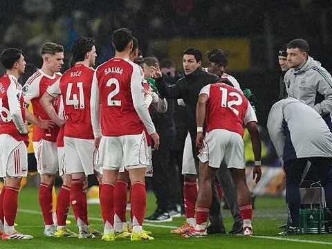 Arsenal đang tự bắn vào chân bằng sự cầu toàn thái quá
