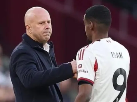 Arne Slot xác nhận thời điểm Alexander Isak tái xuất