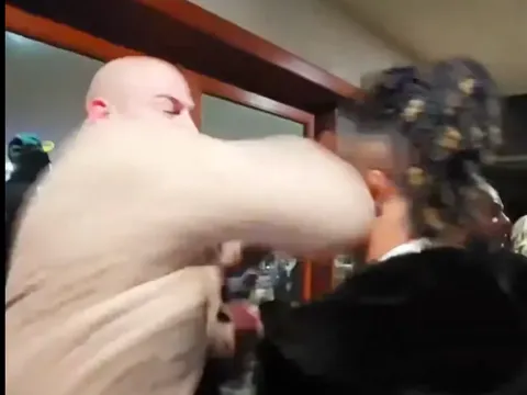 Võ sĩ influencer 'lĩnh trọn' cùi chỏ từ cựu binh UFC: Cái giá của sự ngông cuồng?