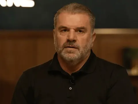 Postecoglou chỉ ra sự tàn khốc của ghế nóng MU