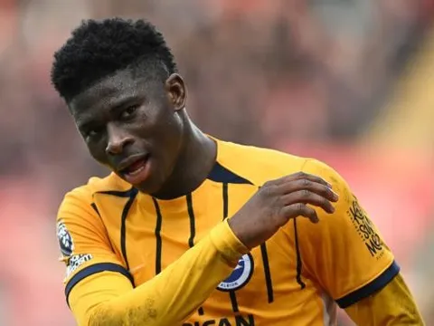 Baleba thừa nhận áp lực vì tin đồn gia nhập Man Utd