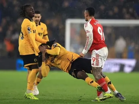 Bóng ma Birmingham 2008 đe dọa ngôi vương Arsenal