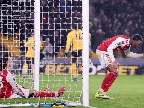 Thói quen đi trên dây đe dọa ngôi vương Arsenal
