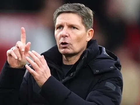 Bị dọa sa thải, HLV Glasner đáp trả CĐV Palace gay gắt