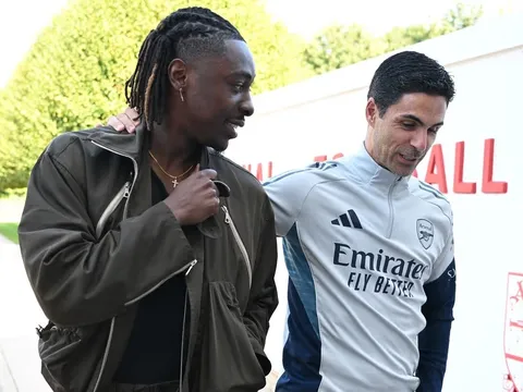 Eze lên tiếng bảo vệ Arteta giữa bão chỉ trích