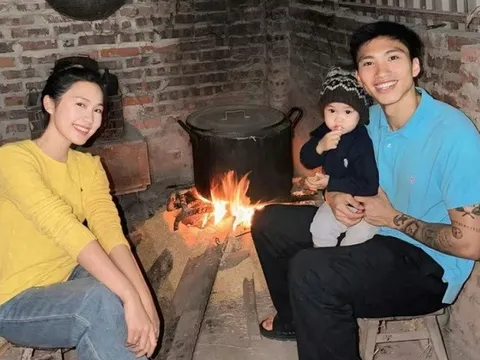 Văn Hậu thư giãn bên vợ con trước ngày đấu Thanh Hóa