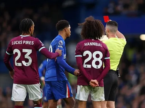 Wesley Fofana đẩy Chelsea vào thế khó bằng tấm thẻ đỏ tai hại