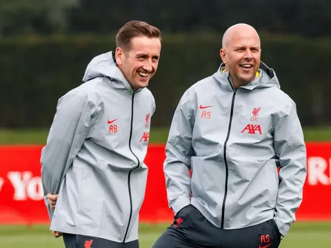 Liverpool thăng hoa bóng chết, Slot phủ nhận do đổi trợ lý