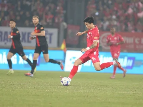 Văn Hậu và Quang Vinh tạo cơn đau đầu dễ chịu cho HLV Kim Sang-sik