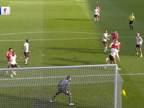 Van Dijk kèm người nghẹt thở, Alan Smith tấm tắc khen