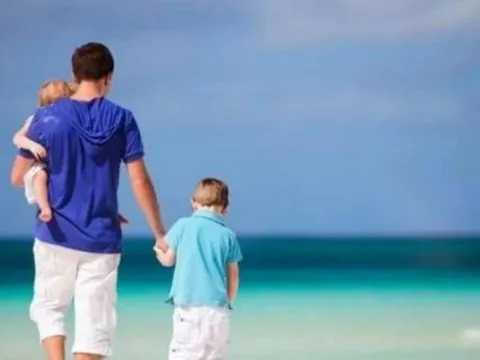 Vì sao con cái không thành đạt? 7 thói quen xấu của người cha nhiều gia đình mắc phải